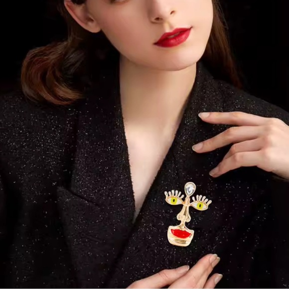 Abstract Face Brooch with Red Lips and Yellow Eyes - Picture 6 of 9